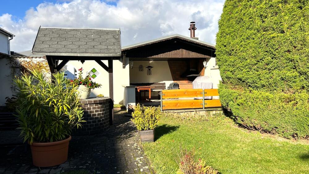 Garten mit überdachter Terrasse
