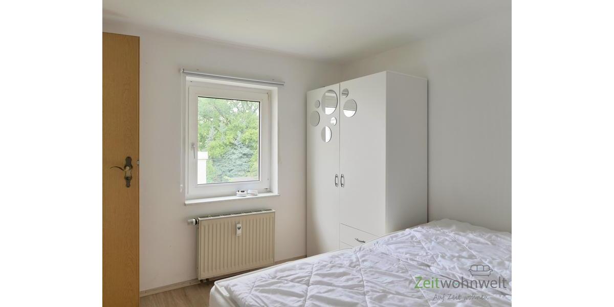 Blick zum Kleiderschrank