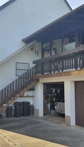 Anbau mit Garagen und Balkon