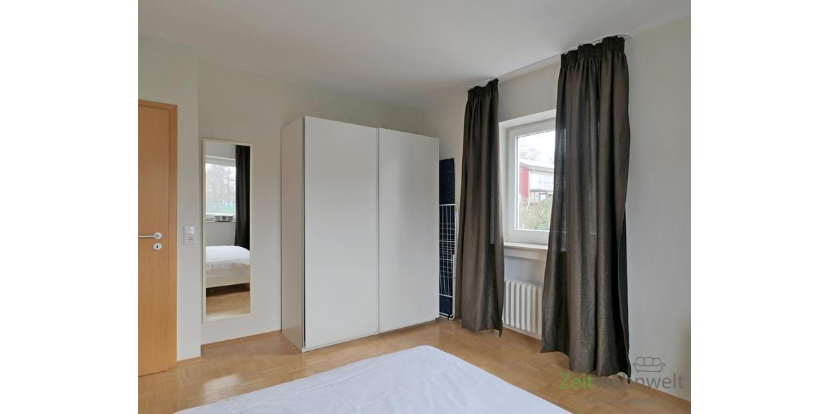 Spiegel und Kleiderschrank