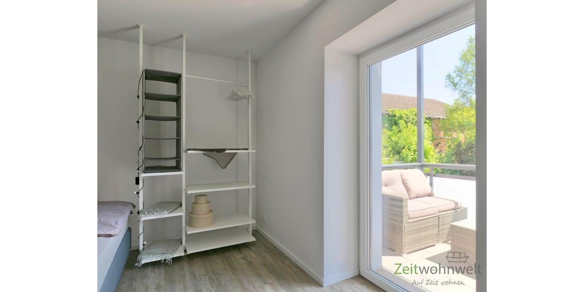 Bett-Wandregal und Balkonausgang