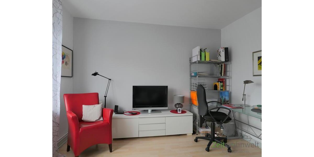 Sessel, TV und kleiner Schreibtisch