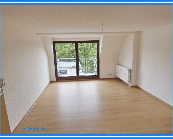Wohnzimmer mit Balkon