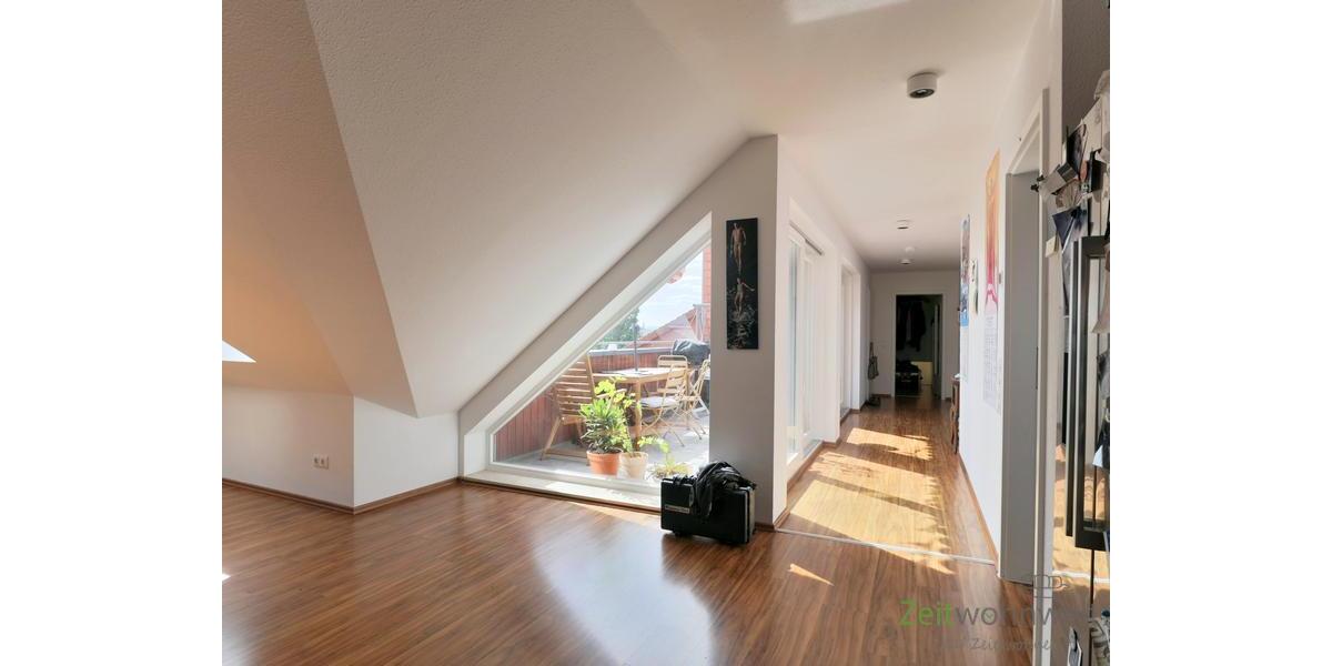 Blick vom Wohnzimmer zu Balkon und Wohnungsflur