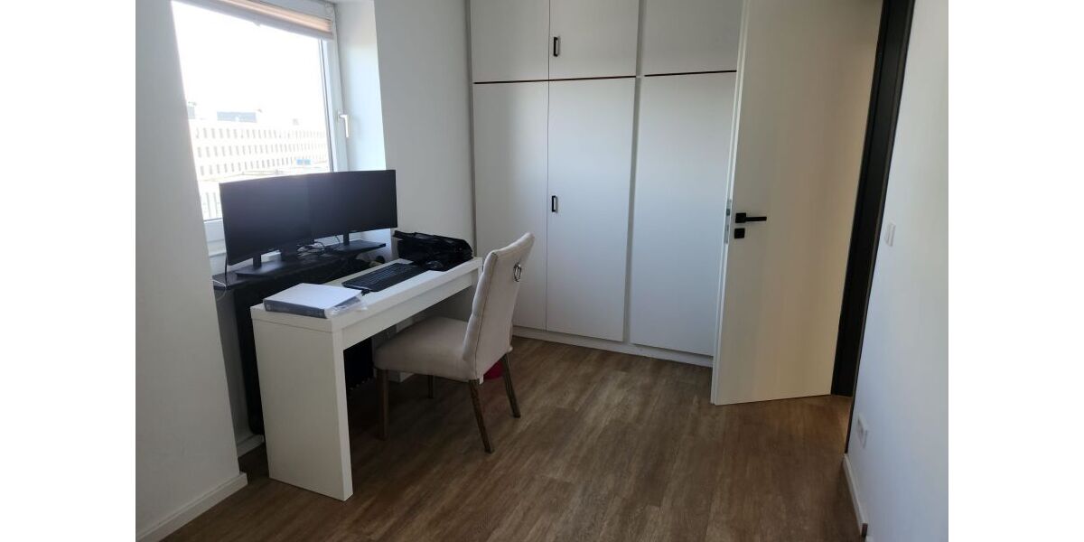 Buero / Kinderzimmer mit Einbauschraenken