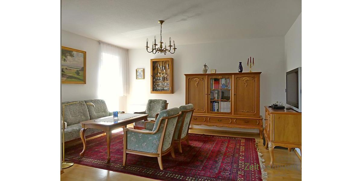 Sitzgruppe und TV im Wohnzimmer