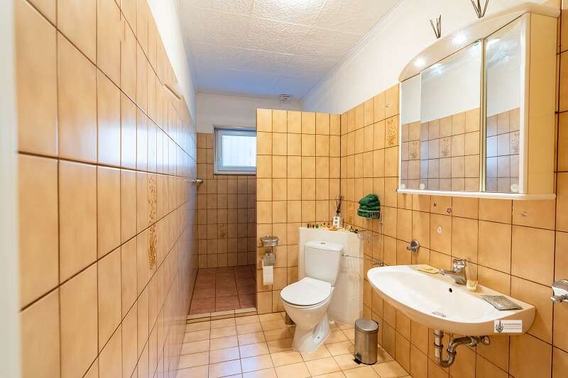 Badezimmer mit Dusche