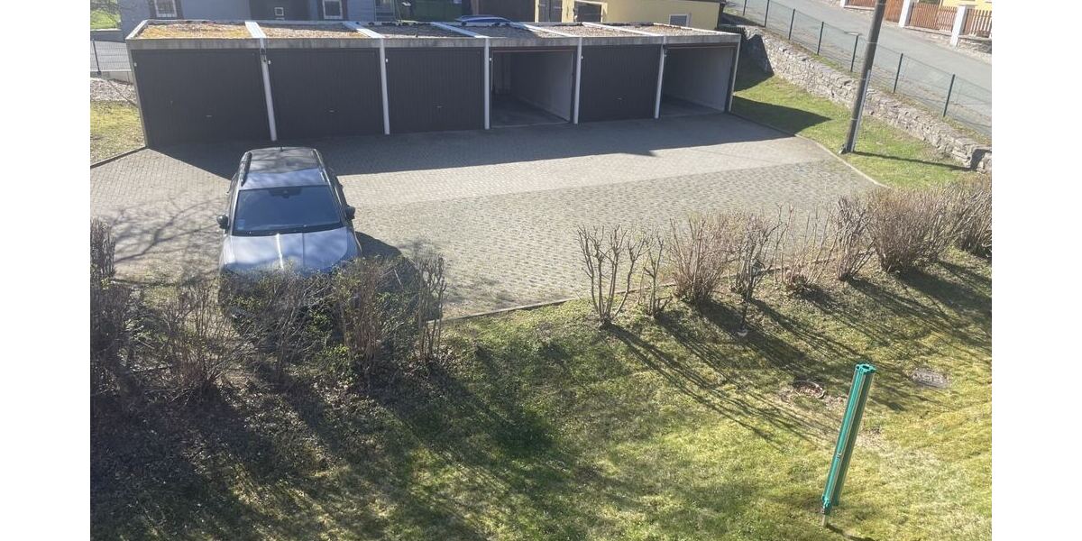 Garage und Stellplatz am Haus