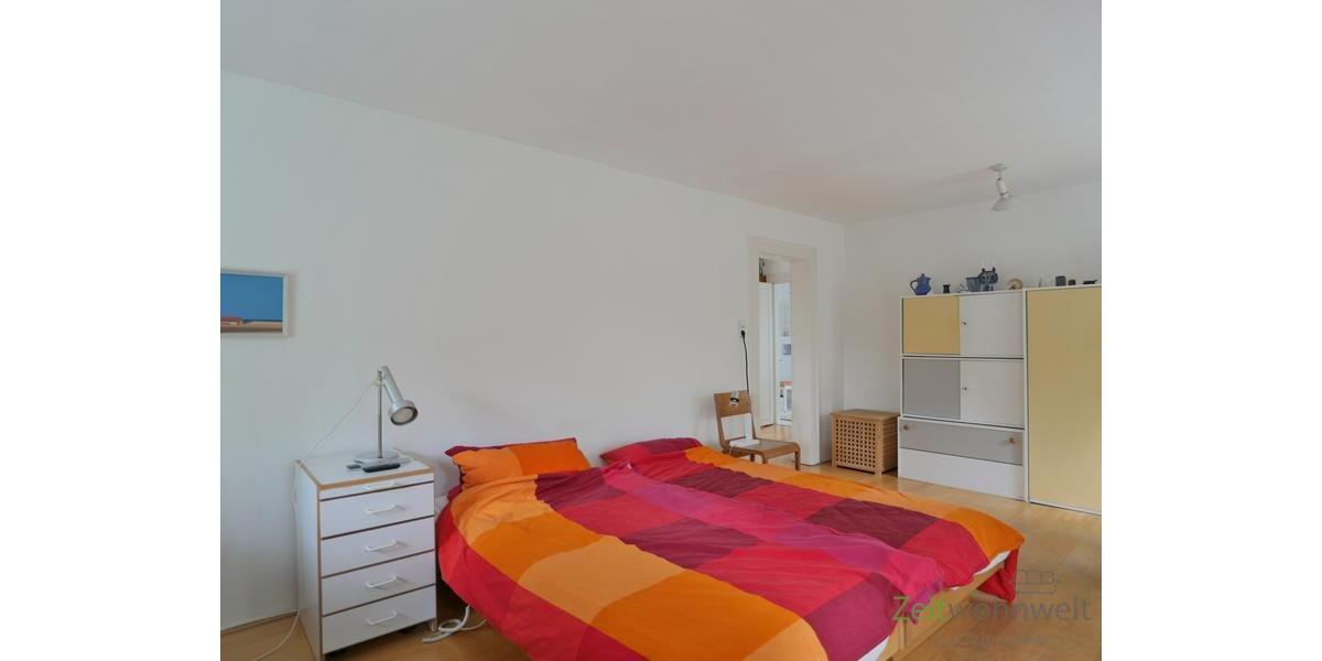 Doppelbett im großen Schlafzimmer