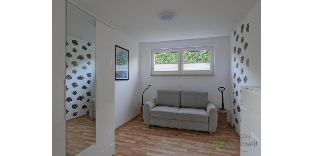 Kleiderschrank und Sofa