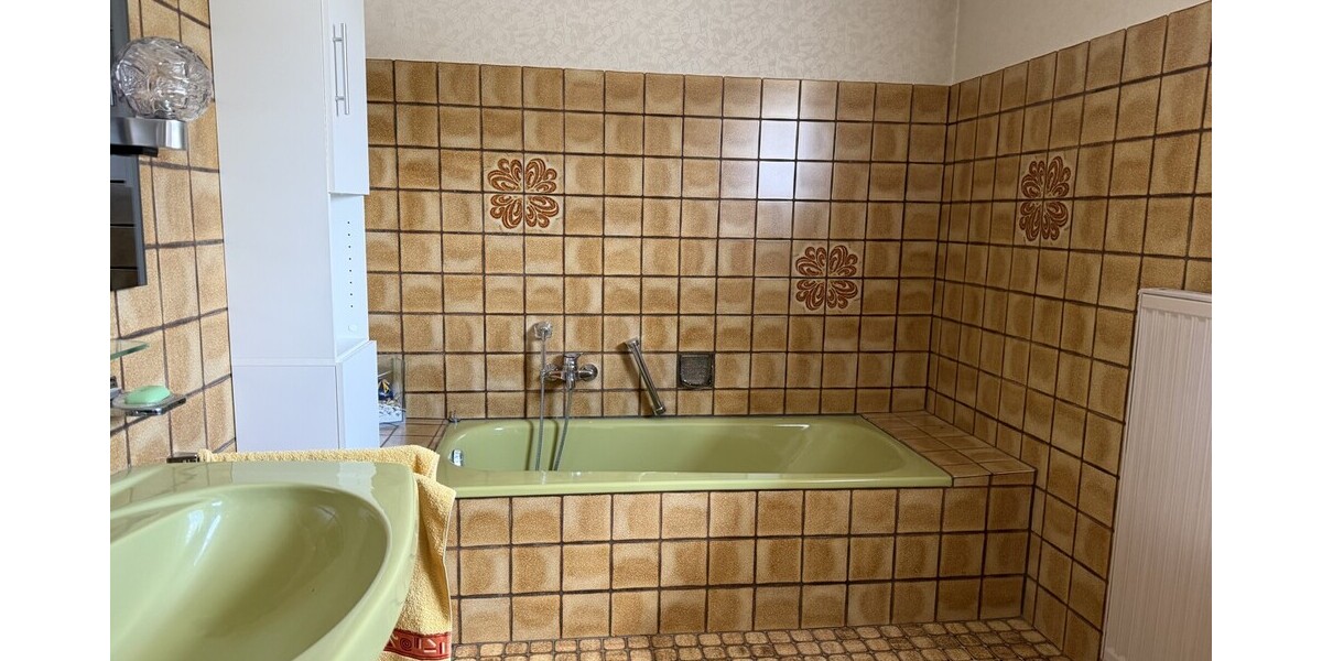 Bad mit Badewanne 
