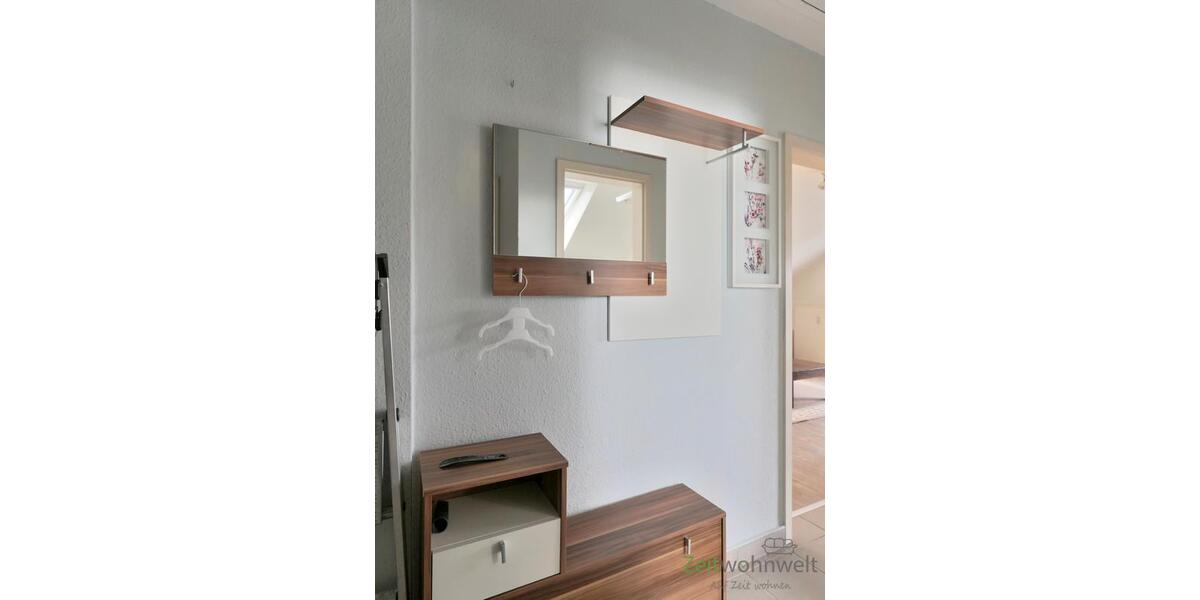 kleiner Flur mit Garderobe