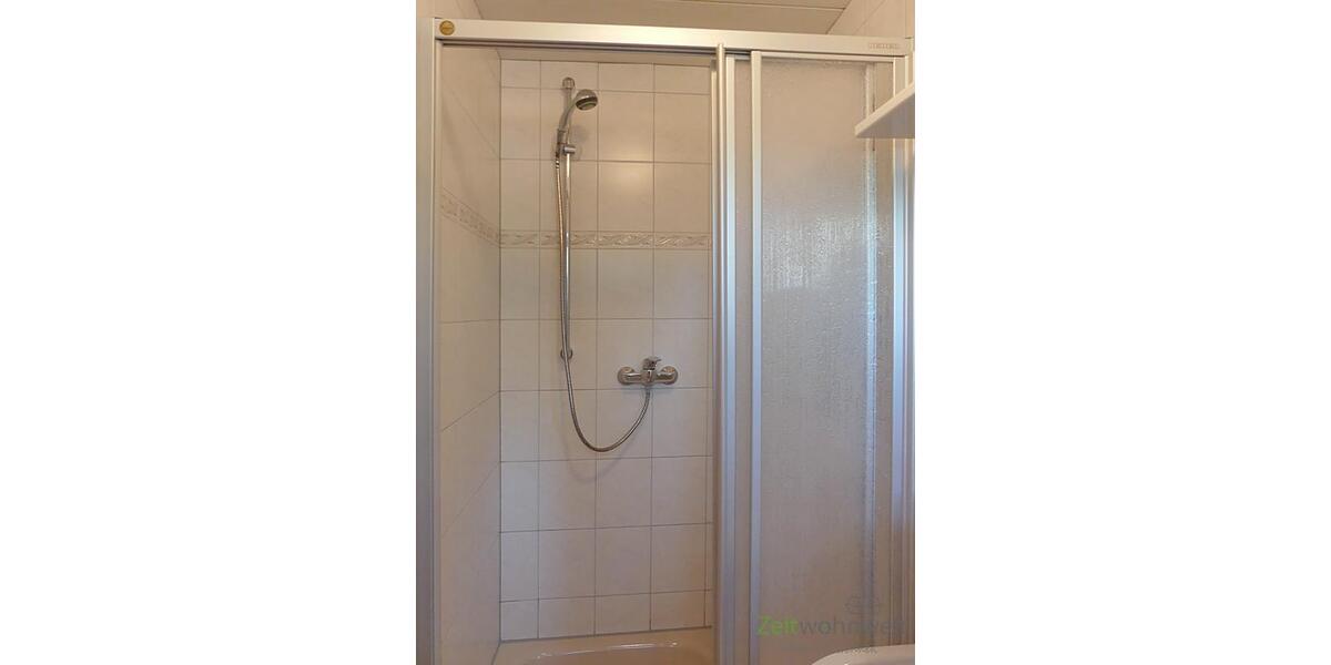 große Dusche im Bad