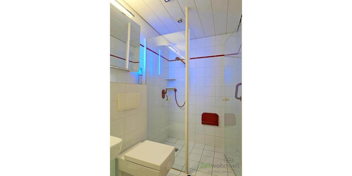 bodentiefe Dusche mit blauen LEDs