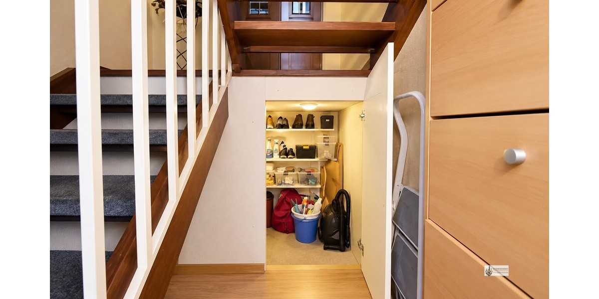 Stauraum unter der Treppe