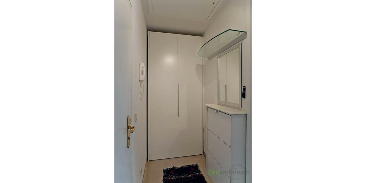 separater Flur mit Kleiderschrank
