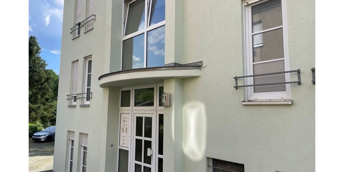 Hauseingang mit Wohnung im 1. OG links