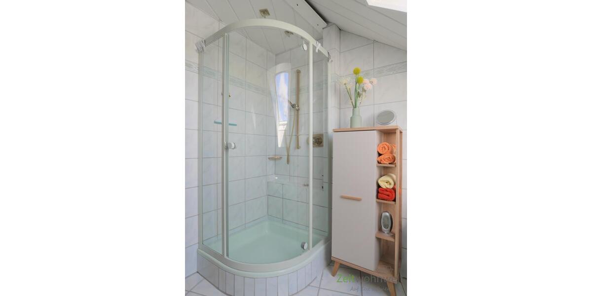 Dusche und Wäscheschrank