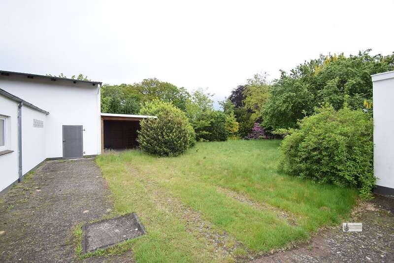 Befestigte Zufahrt zum Carport