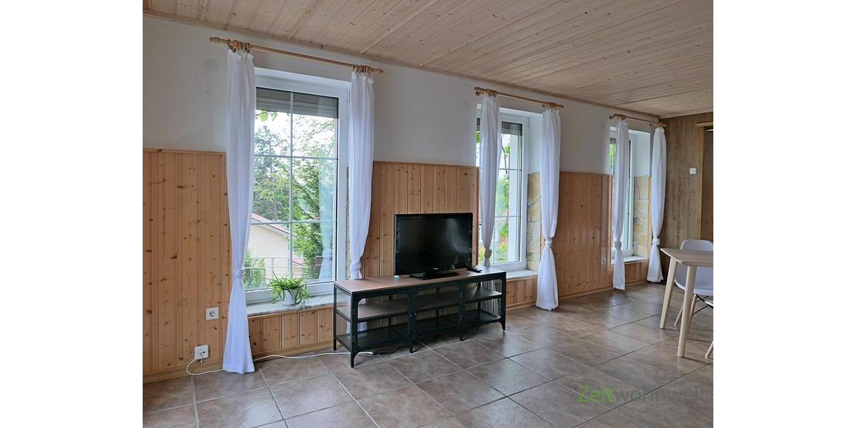 Fensterfront mit TV