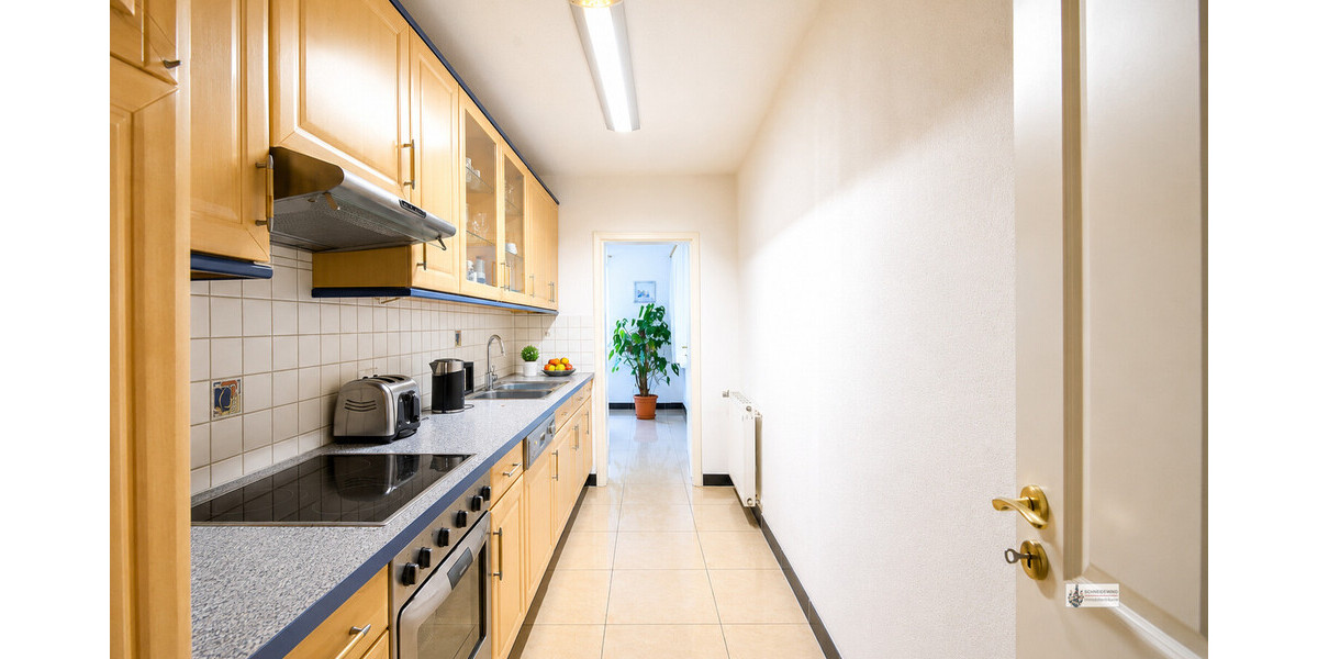 Moderne Küche mit holzfarbenen Akzenten