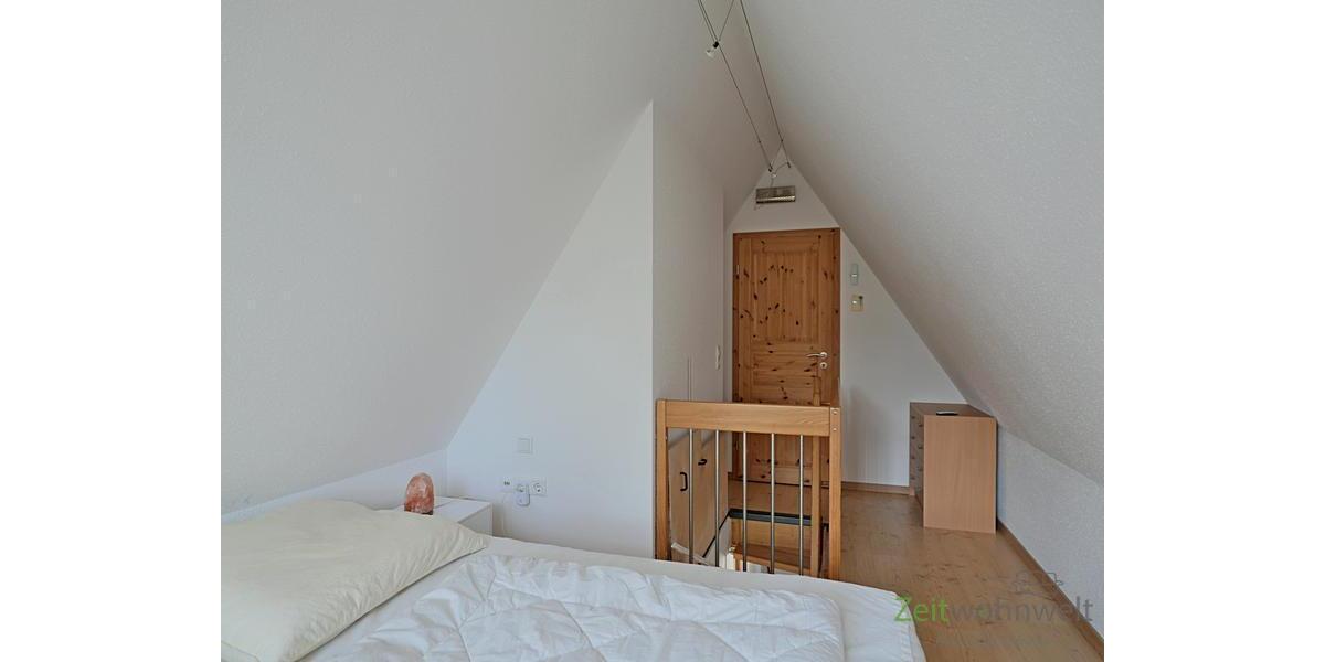 Blick zu Aufgang und begehbarem Kleiderschrank