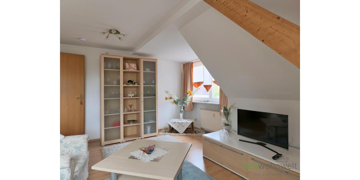 Blick zu Schrankwand und TV