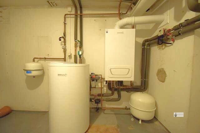 Brötje Gas Zentralheizung mit Warmwasserspeicher