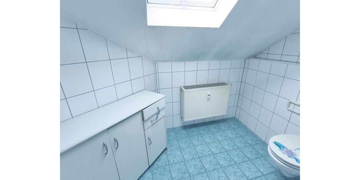 Bad mit Fenster, WaMa - Anschluss und Dusche Bild 4