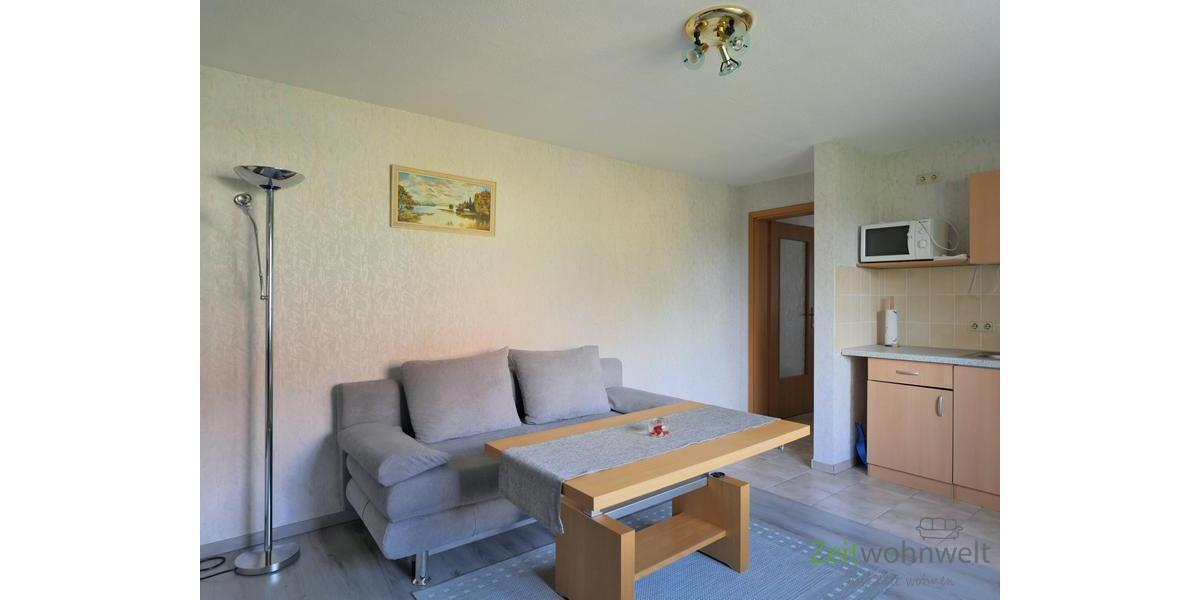 Sofa und Stehhlampe