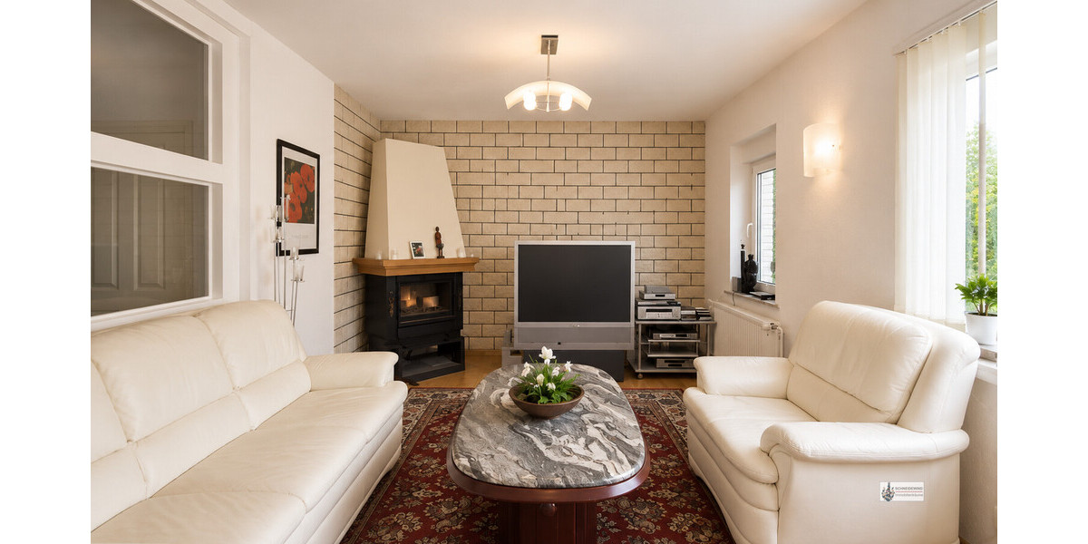 Wohnzimmer mit Kamin und Blick in den Garten