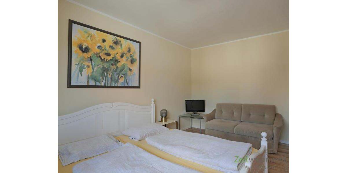 TV und Sofa im Schlafzimmer