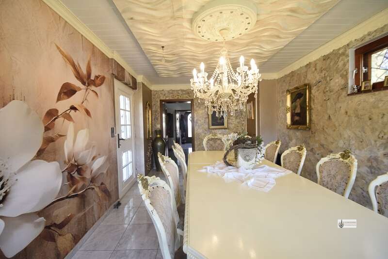 13 Abgehängte Decke mit Kronleuchter
