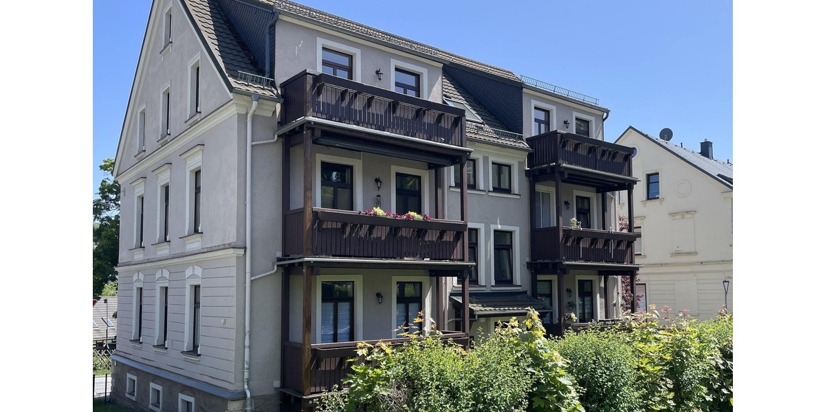 großer Balkon in Hochparterre links