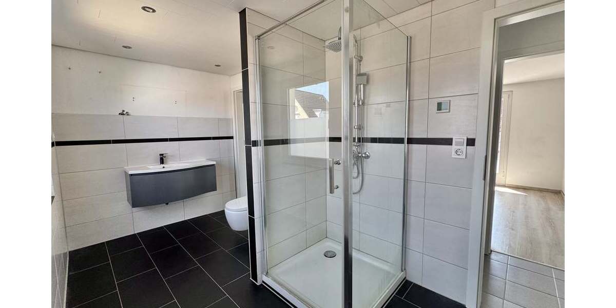 ... mit Dusche (OG).