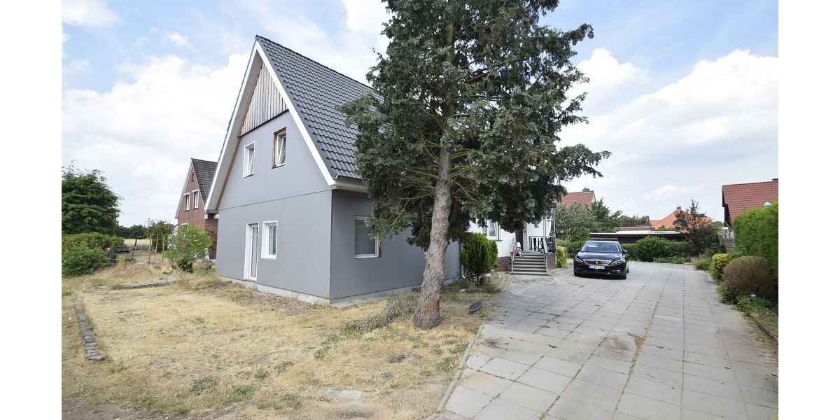 k-Zufahrt zum Haus mit Stellplätzen
