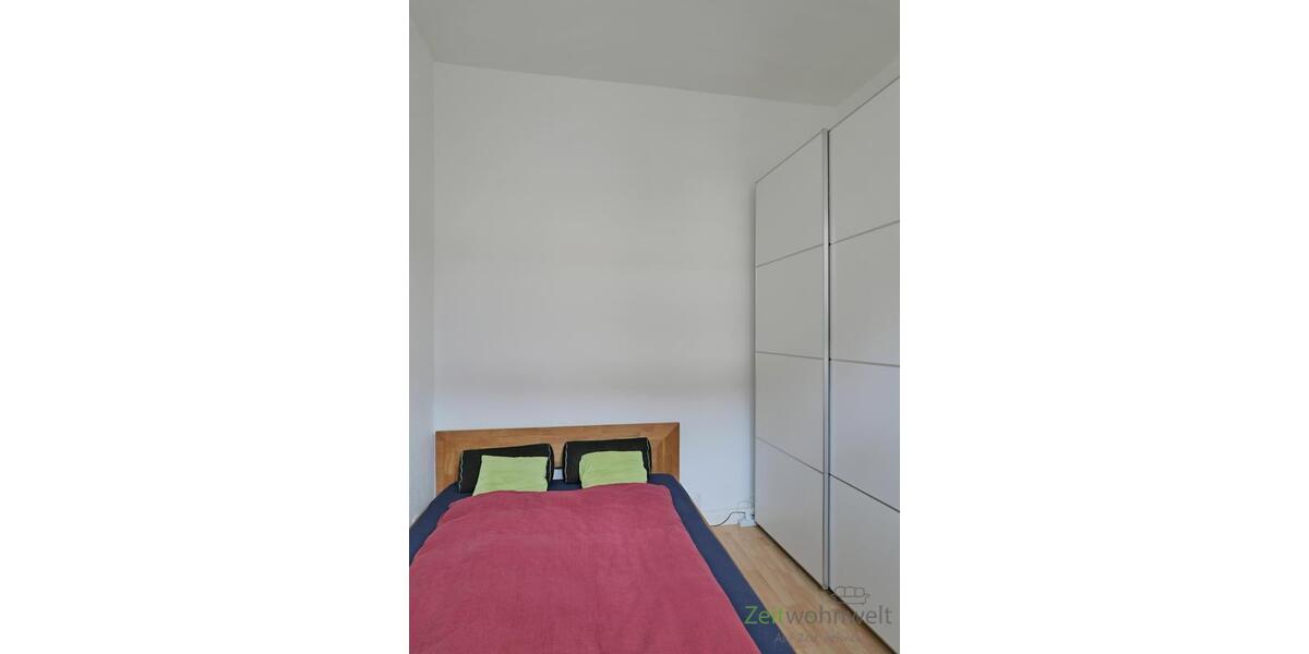 breites Bett und Kleiderschrank