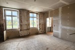 Top-Renditeobjekt: 5 Wohneinheiten im historischen Schulhaus mit großem Entwicklungspotenzial - Mehrfamilienhaus, Wohnhaus Althornbach Bödingerhof | Angebot:24700023