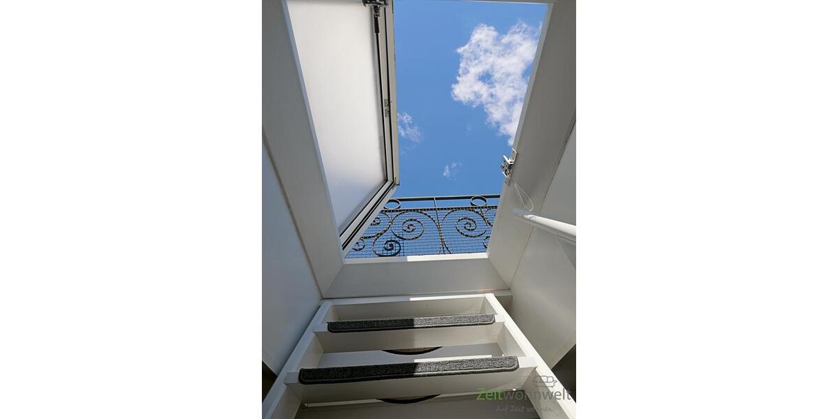 Dachluke mit Blick zum Himmel
