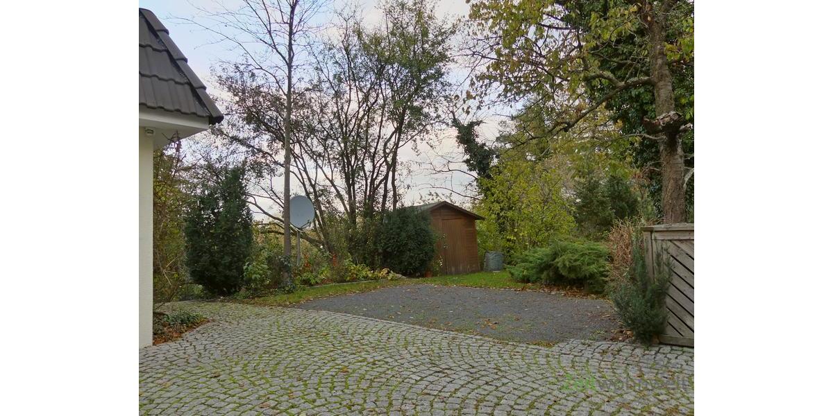 PKW-Stellplatz auf dem Grundstück