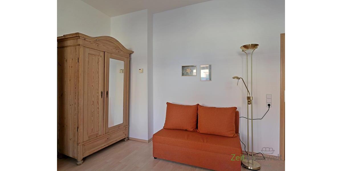 Kleiderschrank und kleines Sofa